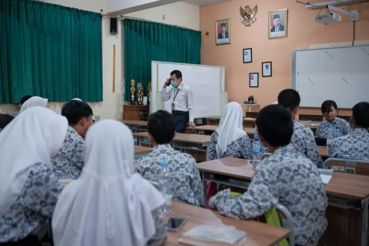 Meski Dunianya ‘Gelap Gulita’, Hendra Mampu Terangi Dunia Pendidikan