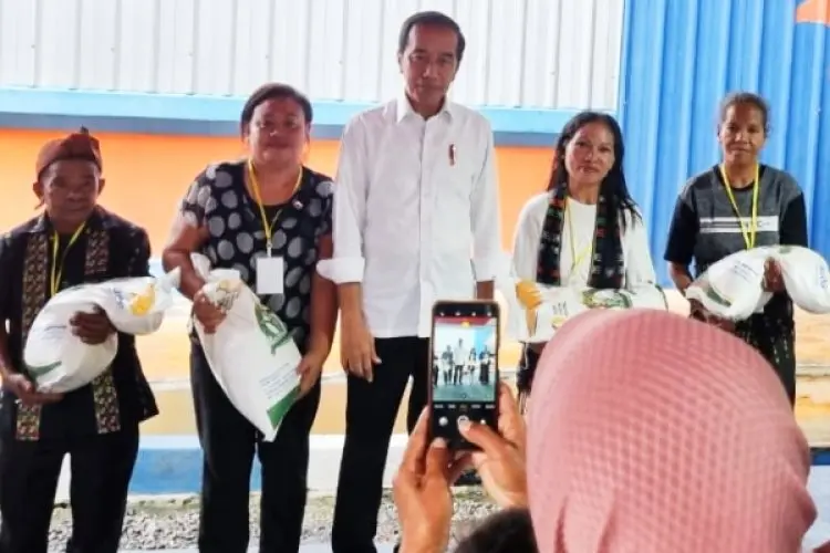 Pos Indonesia Distribusikan Bantuan Pangan Beras Periode Desember untuk Masyarakat NTT