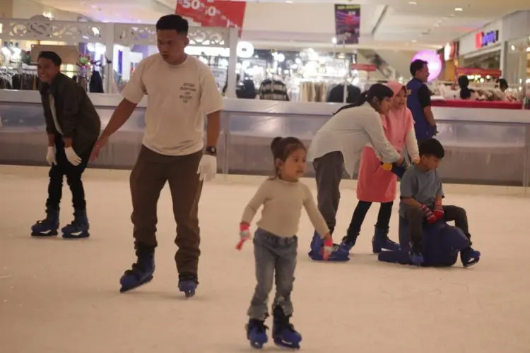 Rasakan Kutub Selatan dengan Main Ice Skating di CCM