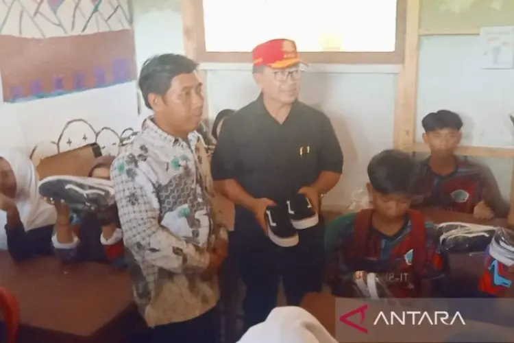 Pemkab Berikan Bantuan Puluhan Sepatu dan Alat Sekolah untuk Siswa SMP