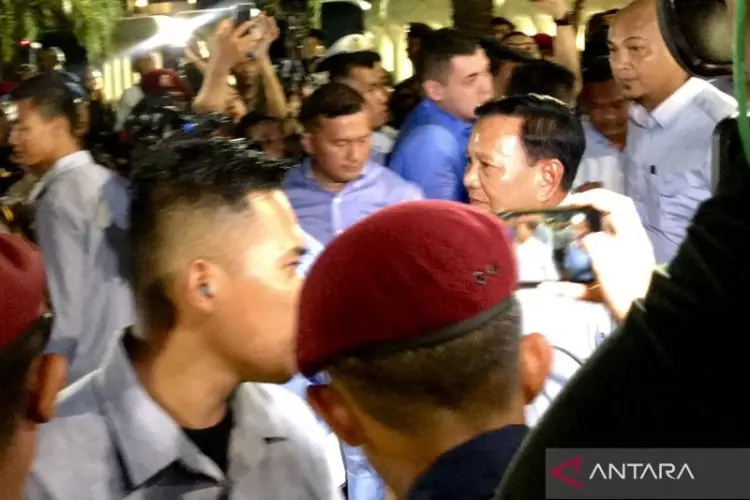 Kompak Berbaju Biru-biru, Pasangan Prabowo-Gibran Tiba di KPU