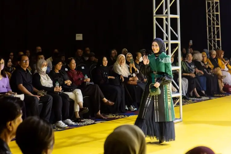 Kenakan Kain Sarung Majalaya, Dine Mutiara Terlihat Memesona di Atas Catwalk