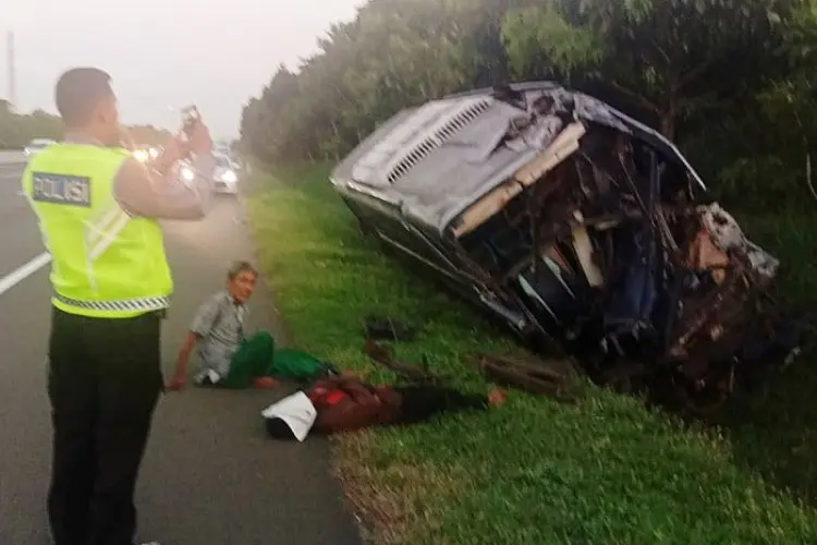 Bus Pariwisata Tabrak Truk Tronton di Jalan Tol Jagorawi Ciawi, 2 Orang Alami Luka