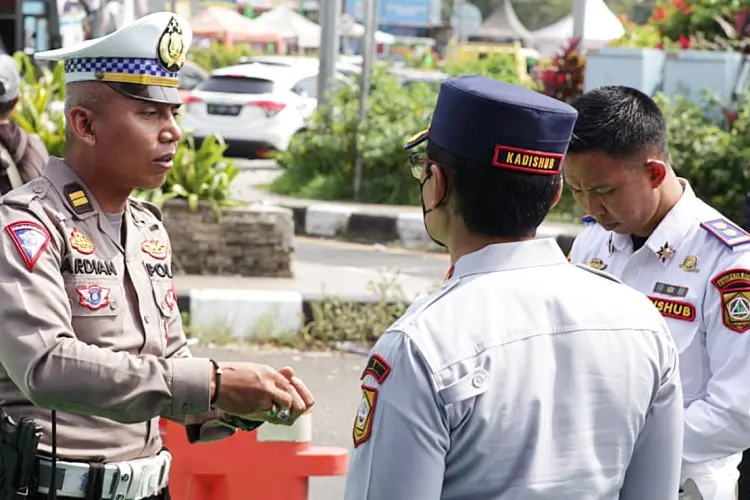 Hindari Wisatawan Stress, Sat Lantas Polres Bogor Membatasi Waktu One Way