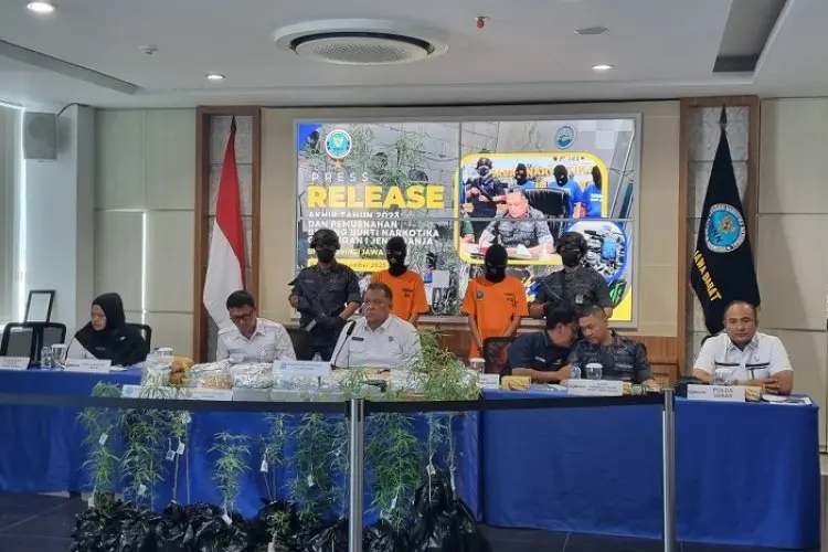 Belanja Dari Internet, Pria Asal Bekasi Tanam 30 Lebih Pot Berisi Ganja