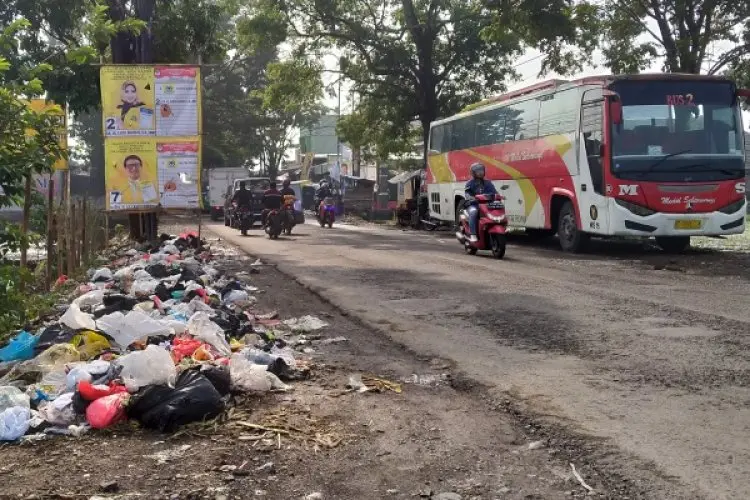 Tumpukan Sampah di Jalan Raya Laswi Ciparay dan di Baleendah Bikin Miris Pengguna Jalan