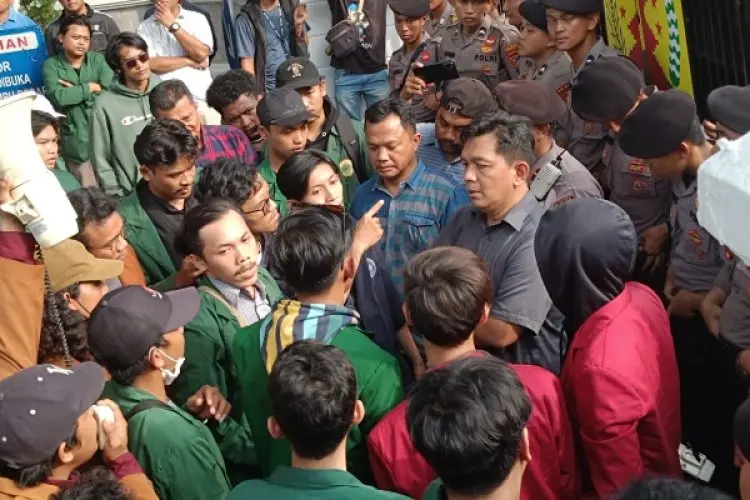 Kecewa Tidak Ditemui Bupati, Demo Mahasiswa Cirebon Ricuh