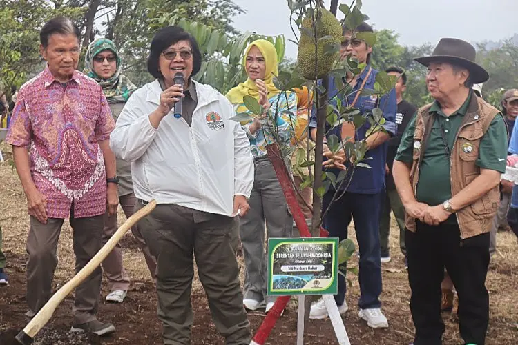 Siti Nurbaya Bakar Tanam Pohon untuk Pakan Satwa TSI Bogor