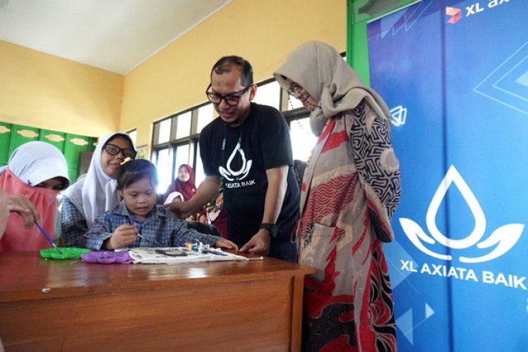 FOTO: Gelar XL Axiata Baik, Karyawan Serahkan Donasi ke Sekolah SLB C di Garut