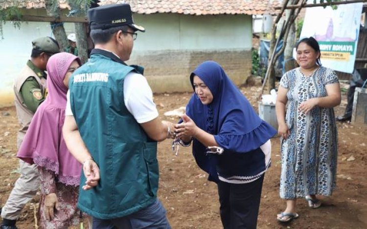 Dadang Supriatna Tinjau 2 Titik Kejadian Rumah yang Tergerus Aliran Sungai Cirasea dan Tergenang Air di Kabupaten Bandung
