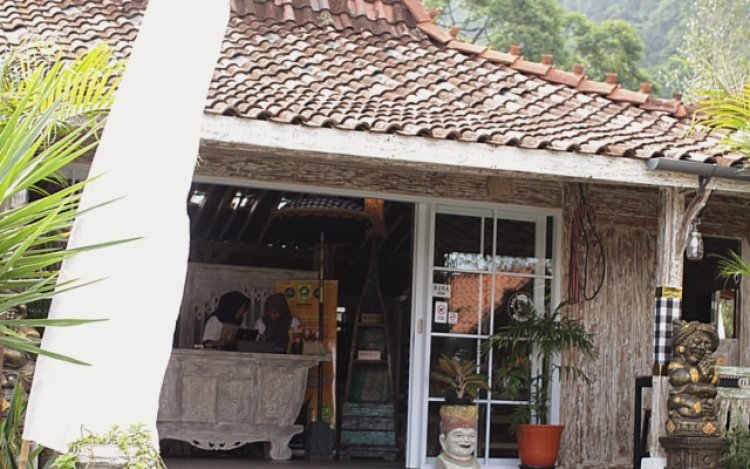 Gak Usah Jauh-jauh ke Banyuwangi dan Bali, Nasi Tempong Meneer Kini Ada di Puncak Bogor 