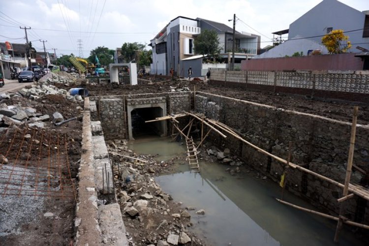 FOTO: Pembangunan Kolam Retensi Margahayu Raya Bandung