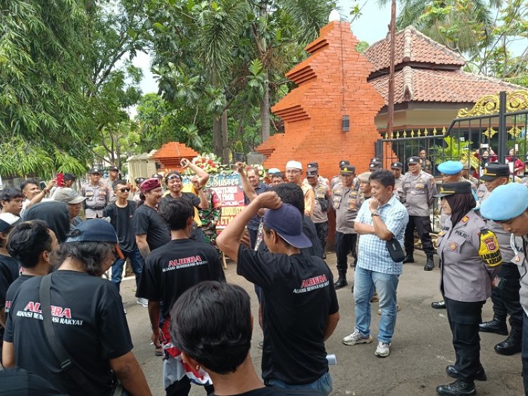 Puluhan Masa ALDERA Cirebon Unjuk Rasa, Tuding Pemerintahan Imron dan Ketua Dewan Gagal Total