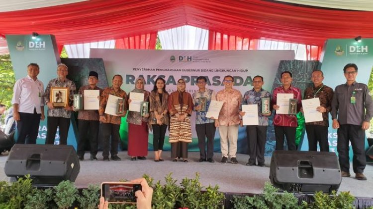 Berkomitmen Lestarikan Lingkungan, Bupati Bandung Raih Anugerah Raksa Prasada dari Pemprov Jabar
