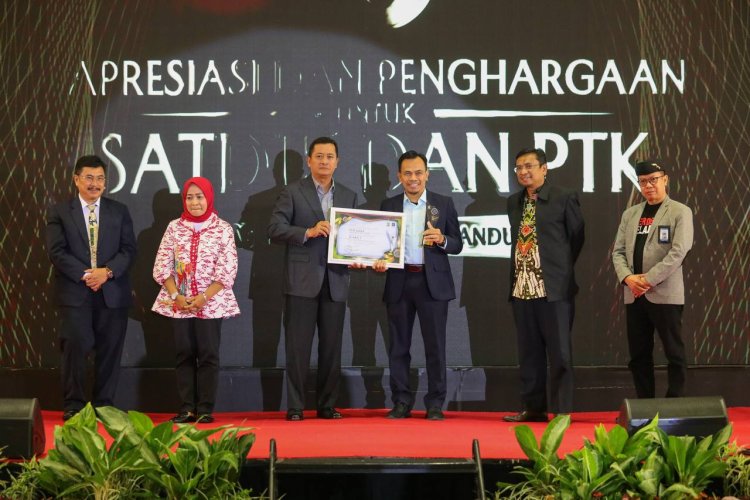 Pemkot Bandung Berikan Penghargaan Satuan Pendidikan, Pendidik dan Tenaga Pendidik