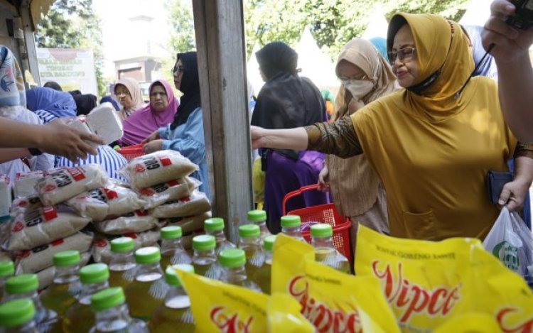 Kendalikan Harga Jelang Akhir Tahun, Disdagin Kota Bandung Gelar Pasar Murah di Antapani dan Bojongloa Kidul