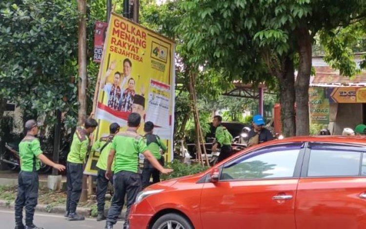 Satpol PP Kota Bogor dan Bawaslu Tertibkan Ribuan APK yang Melanggar Ketentuan
