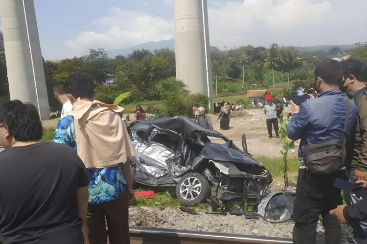 Mobil Ditabrak Kereta Feeder Whoosh Bandung-Padalarang Ternyata Ojek Online, Kades Cilame Sebut Korban Meninggal Tiga Orang