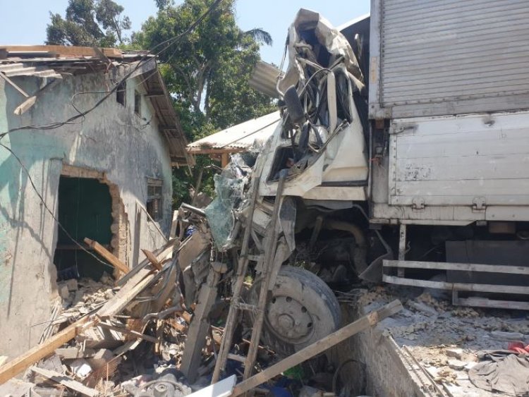 Tronton Tabrak 3 Motor dan Satu Rumah di Gekbrong Cianjur, Dua Orang Tewas