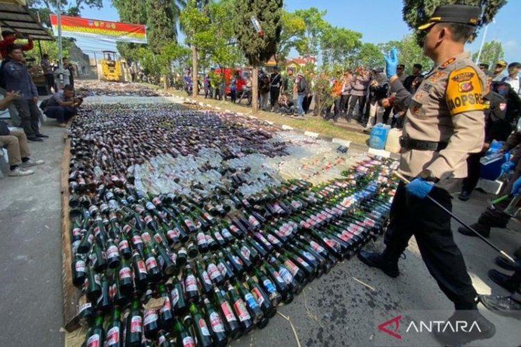 Polres Garut Musnahkan Ribuan Botol Minuman Keras dan Knalpot Bising