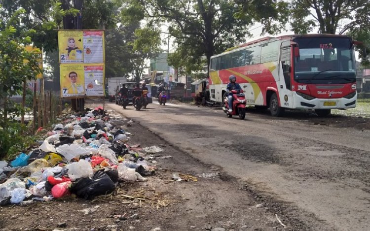 Tumpukan Sampah di Jalan Raya Laswi Ciparay dan di Baleendah Bikin Miris Pengguna Jalan