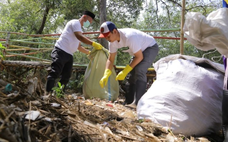 MUJ ONWJ Ajak Komunitas dan Masyarakat Setempat Bersih-bersih Sampah di Muara Gembong Bekasi