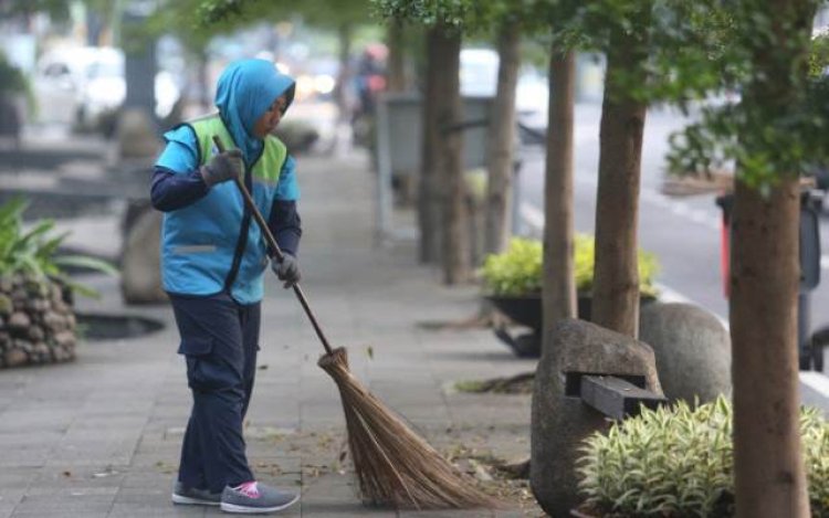 427 Petugas Kebersihan Kota Bandung Bertugas di Malam Tahun Baru