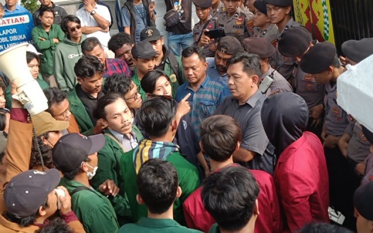 Kecewa Tidak Ditemui Bupati, Demo Mahasiswa Cirebon Ricuh