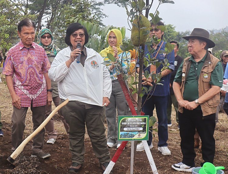 Siti Nurbaya Bakar Tanam Pohon untuk Pakan Satwa TSI Bogor