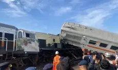 Kereta Api Turangga Adu Banteng dengan Kereta Lokal di Stasiun Cicalengka