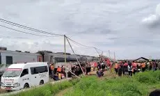 Tabrakan Kereta Api Cicalengka Bandung, Satu Korban Meninggal Dunia Masih Terjepit di Bangkai Kereta Api