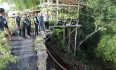 Antisipasi Bahaya Longsor di Jalan Sersan Bajuri, Arsan Latif Nekat Hentikan Bus dan Truk Besar
