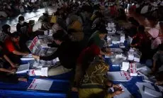 FOTO: Penyortiran dan Pelipatan Surat Suara KPU Kota Bandung