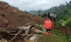 Sibuk Mengepak Sayuran,  Warga Kertawangi Tewas Terseret Material Longsor di Cisarua