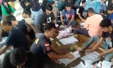 Ribuan Pekerja Lipat Kertas Surat Suara Pemilu 2024 di Gudang KPU Kabupaten Bandung