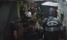 Tanggul Jebol, Warga Gang Apandi Braga Kebanjiran