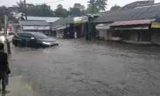 Tak Hanya Lumpuhkan Akses Jalan, Banjir Terjang Kios Pasar Tanimulya KBB