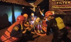 Tim SAR Gabungan Evakuasi Warga Terdampak Banjir di Desa Citeureup  Dayeuhkolot