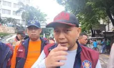 Diskar PB Kota Bandung Bantu Warga Bersihkan Lumpur Akibat Banjir Braga