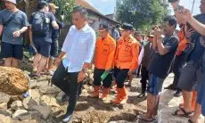 PJ Gubernur Jabar Tinjau Lokasi Banjir akibat Tanggul Jebol di Dayeuhkolot