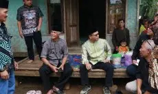 Sambil Duduk di Tepas Rumah, Bincang Santai dan Kedekatan Bupati Bandung Dadang Supriatna  Dengan Warga