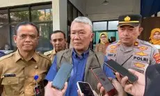 Pantau Gudang Logistik KPU, Pj Wali Kota Bandung Minta Petugas Sortir Lipat Lebih Berhati-hati
