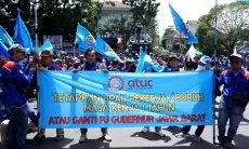 FOTO: Aksi Buruh Desak Terbitkan Kepgub Upah Pekerja di Atas Satu Tahun