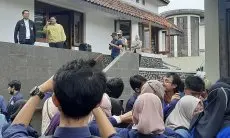 Geruduk Sekretariat TKD Prabowo-Gibran Jabar, Ribuan Mahasiswa Disambut Ridwan Kamil