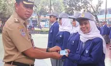 Serahkan KTP Elektronik, Asmawa Tosepu Meminta Siswa SMKN 1 Cibinong Tidak Golput