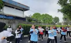 Lincahnya Emak-emak di Senam Sehat Relawan Generasi Merah Putih Prabowo-Gibran Bandung