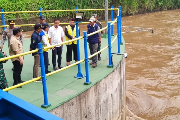 Antisipasi Banjir di Puncak Musim Hujan, Bey Machmudin Tinjau Kesiapan DAS Citarum