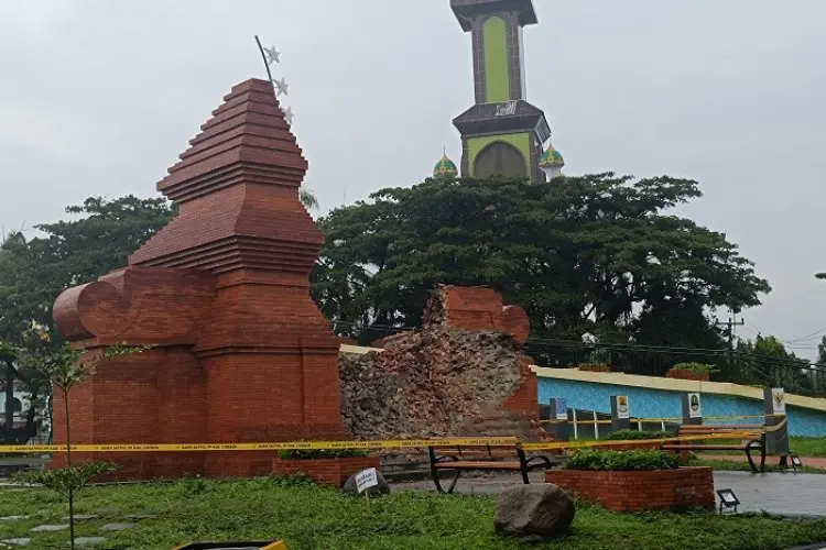 Diduga Tidak Pakai Cakar Ayam, Gapura Alun-Alun Taman Pataraksa Ambruk