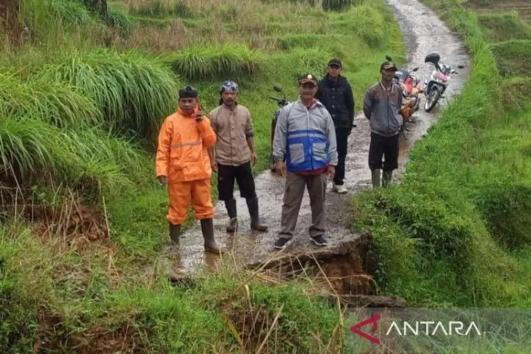 Satu Rumah Rusak Dihantam Longsor di Cianjur