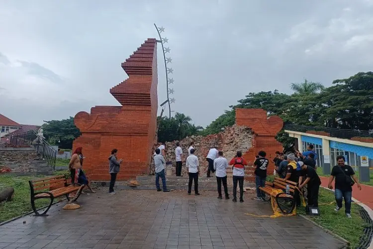 Kasus Robohnya Gapura Taman Pataraksa, Pemborong Niat Untung Malah Buntung